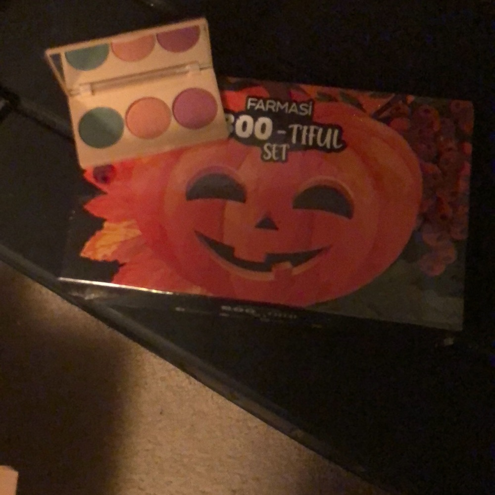 Boo-tiful eyeshadow palette. Never opened Boo-tiful set. Selling together